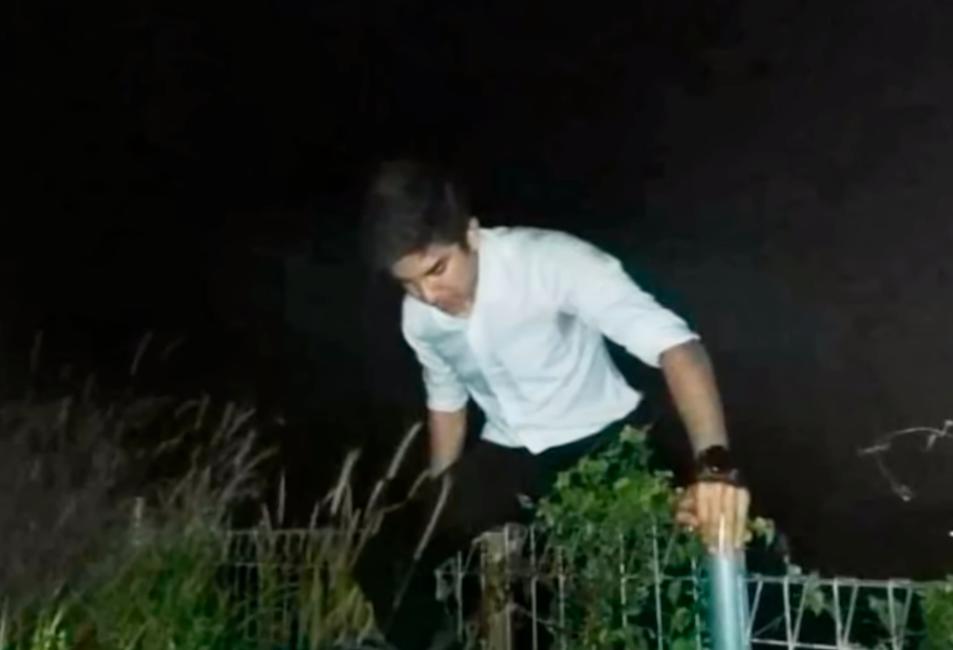 Screenshot of Syed Saddiq jumping the fence to avoid the angry mob who gatecrashed a Bersatu Youth meeting in Ulu Tiram, Johor, on Feb 2, 2020.