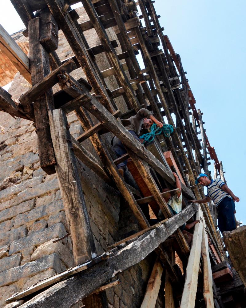 $!Men work on the Mohammadieh Noria (water wheel) along the Orontes (Assi) river in the city of Hama in west-central Syria on June 22, 2020. / AFP / MAHER AL MOUNES