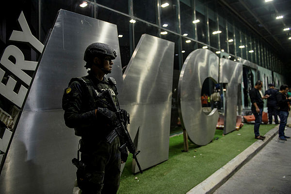 A member of the General Operations Force stands guard outside Menara MCT in Subang Jaya on Nov 27, 2018 after protesters had gathered at the location earlier over the temple issue. — Bernama