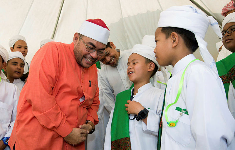 Minister in the Prime Minister’s Department Datuk Seri Dr Mujahid Yusof Rawa greets students of Pondok Tahfiz Padang Bongor, on April 27, 2019. — Bernama