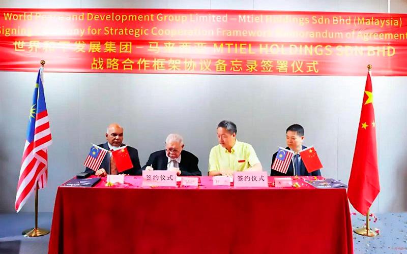 WPD/MTIEL advisor for Malaysian Projects Rashid Ghani, MTIEL executive chairman Md Nazri Ramli and World Peace and Development Limited Du Sheng CEO at the signing ceremony of the memorandum of strategic cooperation agreement in Shenzen, China on Thursday.