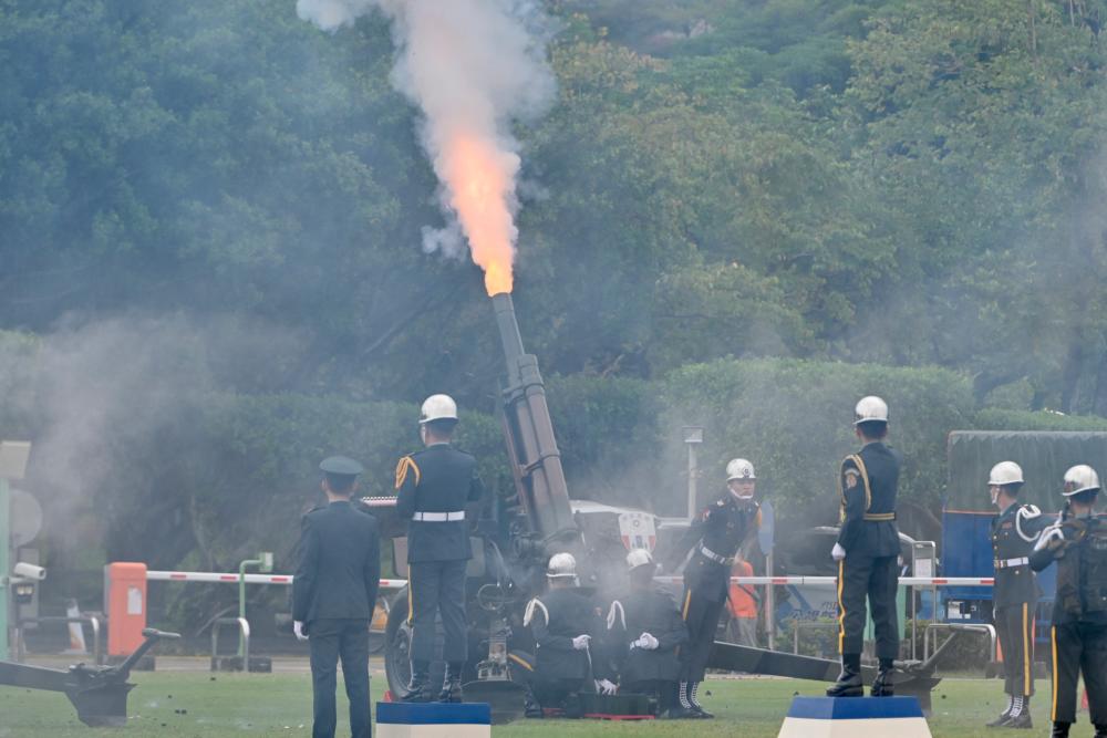 Army soldiers fire cannons during a military welcome ceremony for Guatemala President Aleiandro Eduardo Giammattei Falla in front of Presidential Office in Taipei//AFPix