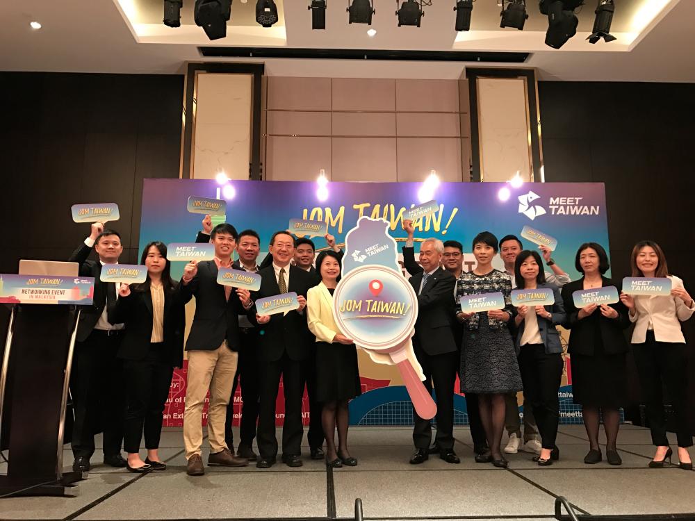 Tseng (fifth from left) at the Meet Taiwan networking event.