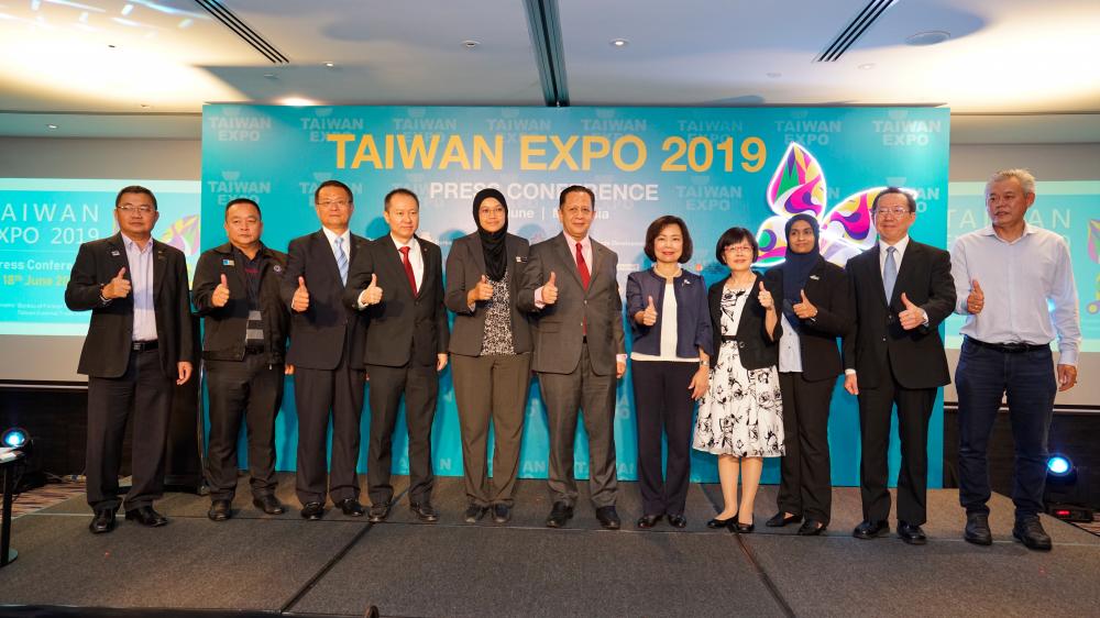 The Taiwanese and Malaysian officials unveiling the joint promotion for next month’s expo.