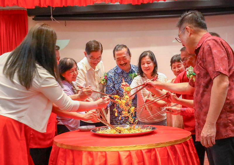 $!Tan and his wife Esther lead the tossing of the ‘yee sang’ for a prosperous Lunar New Year. THESUN/AMIRUL SYAFIQ