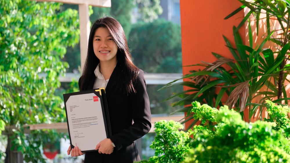 Caroline Ng Yi-Wye with the recognition of her achievement from the ACCA.