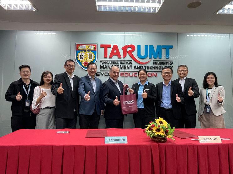 (from left to right): Dr Chan, Ng’s mother Yew Chee Yee, father Ng, Wong Cheng Siung, TAR UMT BOG member, Tan Sri Chan, Ng, Prof Dr Lee, Dr Chook Ka Joo, Vice-President of TAR UMT and Dean of FOAS.