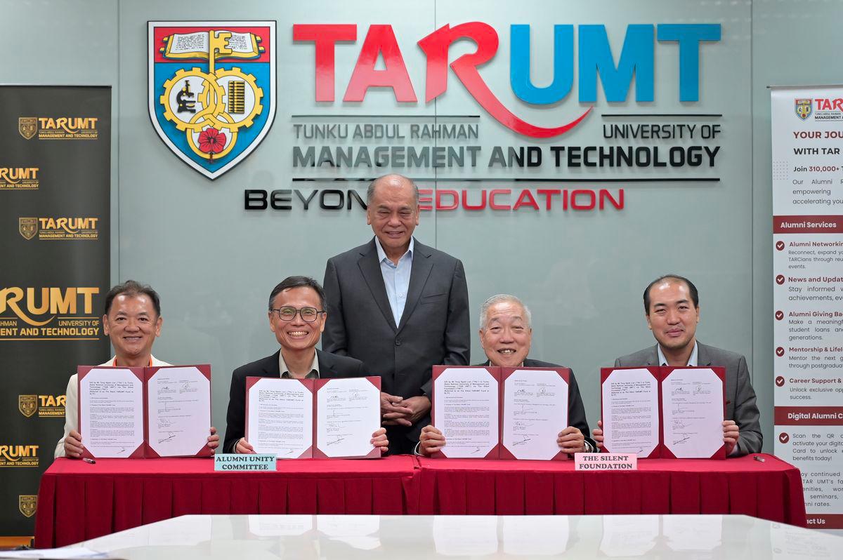(From left) Adrian Yeo, TAR UMT Alumni Unity Committee, Prof Dato’ Indera Dr Lee Sze Wei, President of TAR UMT, Tan Sri Chan Kong Choy and Teng Ngiek Lian and Matthew Teng, CEO of The Silent Foundation at the launch ceremony of the “Silent TAR UMT Fund”