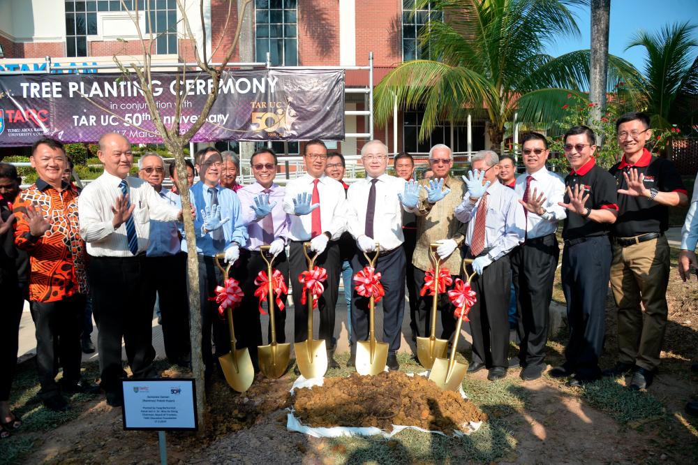 Lee (4th from left) with Liow and Wee at the tree planting ceremony. SUNPIX by ADIB RAWI.