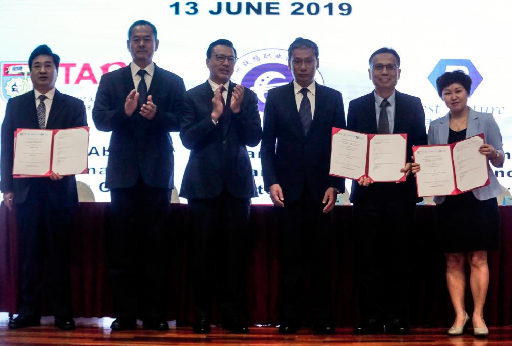 Liow (third from left) and TAR UC president Prof Dr Lee Sze Wei (second from right) with the representatives from China.