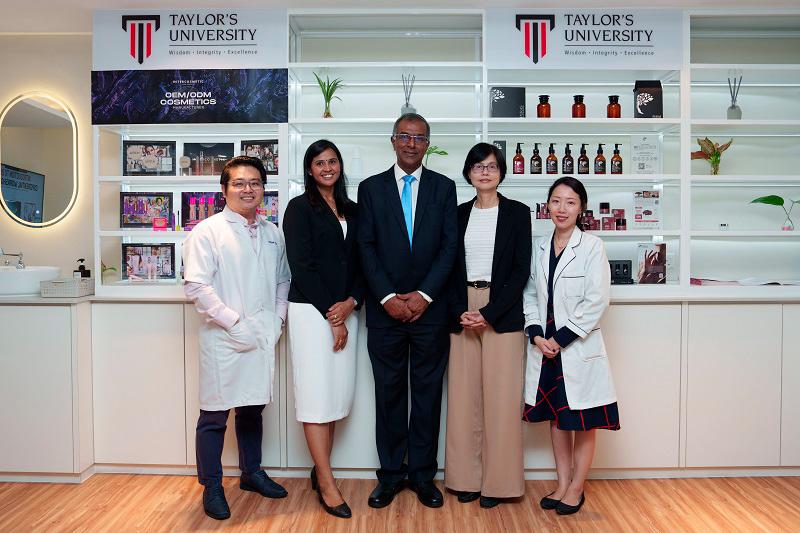 From left: Dr Brian Teo Sheng Xian, Senior Lecturer, School of Pharmacy, Dr Renuka Sellapans, Head of School of Pharmacy, Prof. Dr Thomas, Executive Dean, Faculty of Health and Medical Sciences, Dr Wong Jia Woei, Programme Director for School of Pharmacy and Dr Chloe Chin Chai Kee, Lecturer at School of Pharmacy.