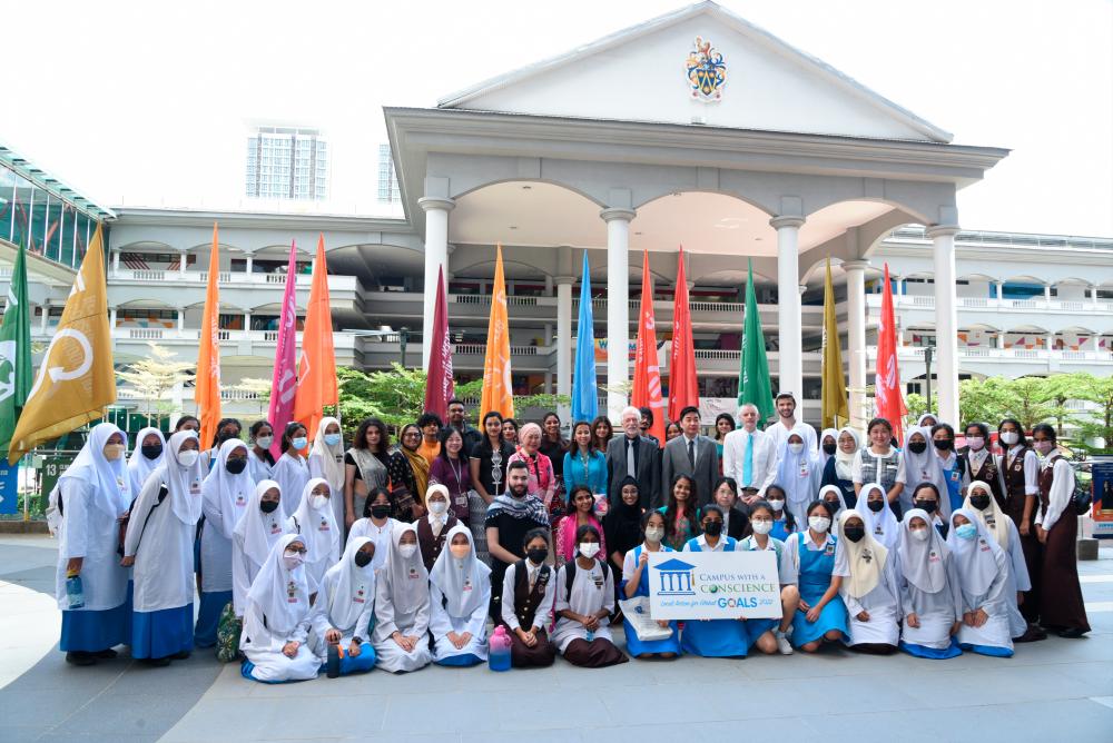 Tengku Zatashah, Tan Sri Jemilah, Professor Poppema with students from SMK Assunta.