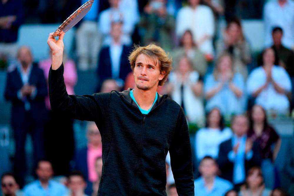 Tennis fan at Halle hit by falling advertising board