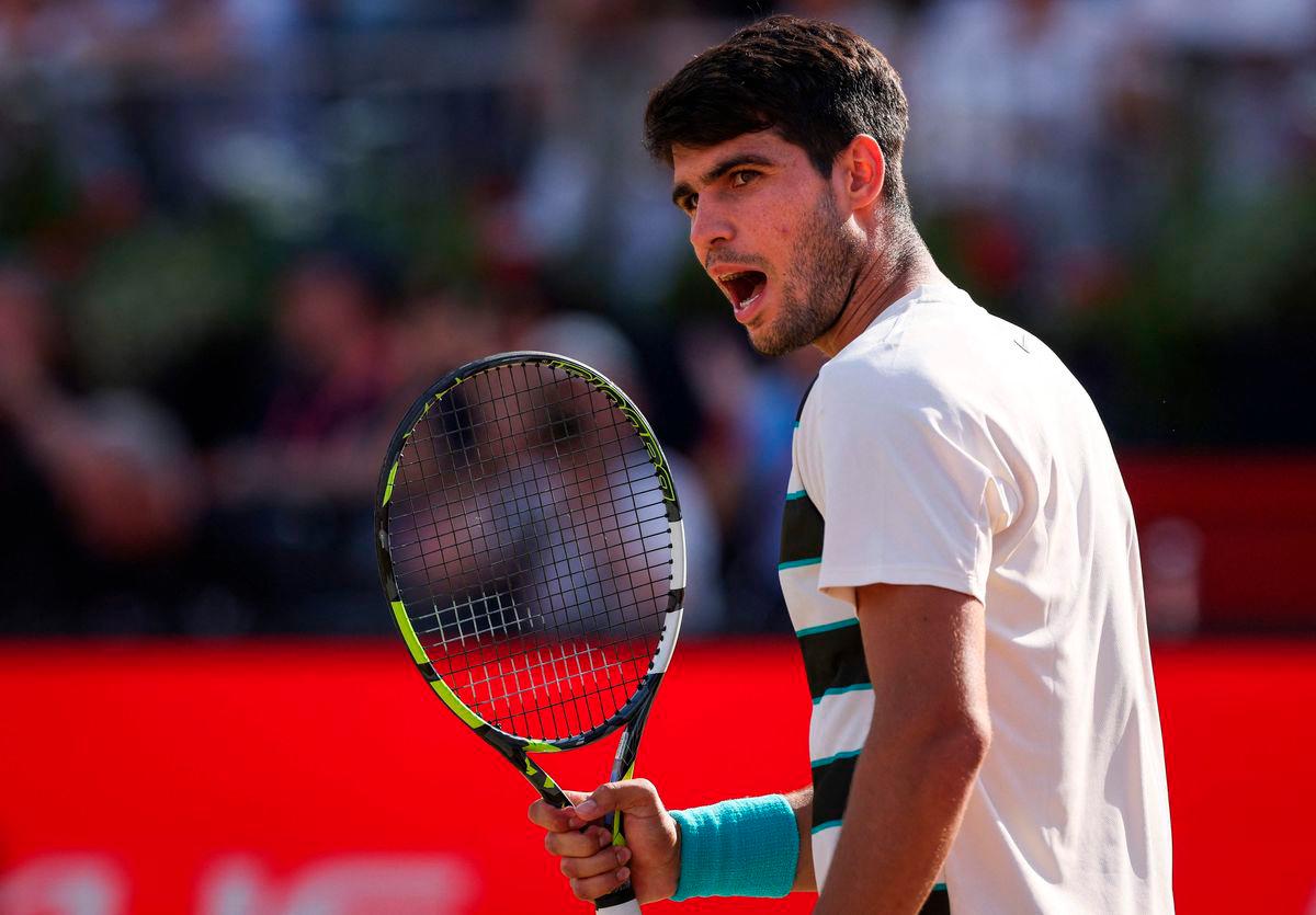 Spain’s Carlos Alcaraz celebrates winning against Spain’s Roberto Bautista-Agut during their men’s singles semi-final tennis match at the HSBC ATP tennis Championships at Queen’s Club in west London on June 21, 2025.