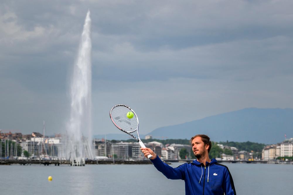 Russia’s Daniil Medvedev performs during an exhibition match next to the Geneva’s landmark fountain, known as “Jet d’Eau” on the sideline of the ATP 250 Geneva Open tennis tournament in Geneva on May 16, 2022. AFPPIX