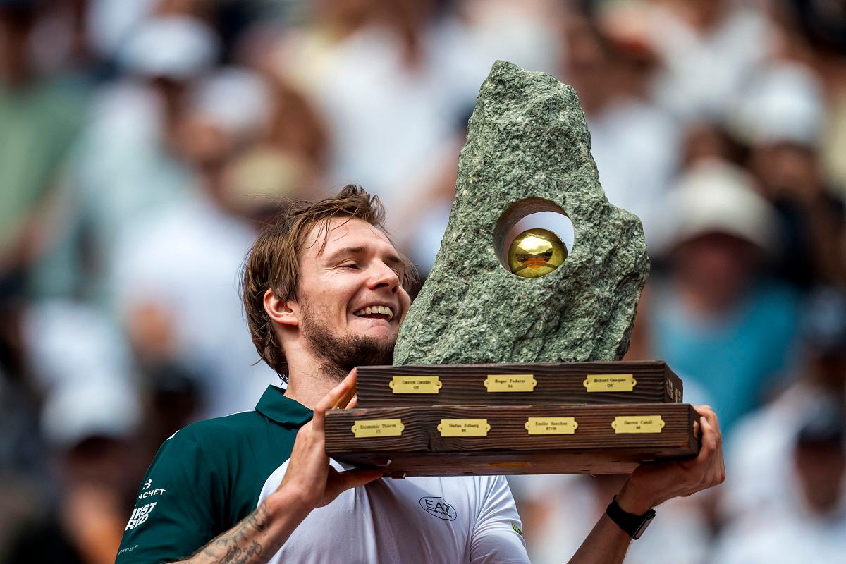 Kazakhstan’s Alexander Bublik raises the trophy after winning the men’s singles final match against Argentina’s Juan Manuel Cerundolo during the Swiss Open tennis tournament in Gstaad, on July 20, 2025. - Fabrice COFFRINI / AFP