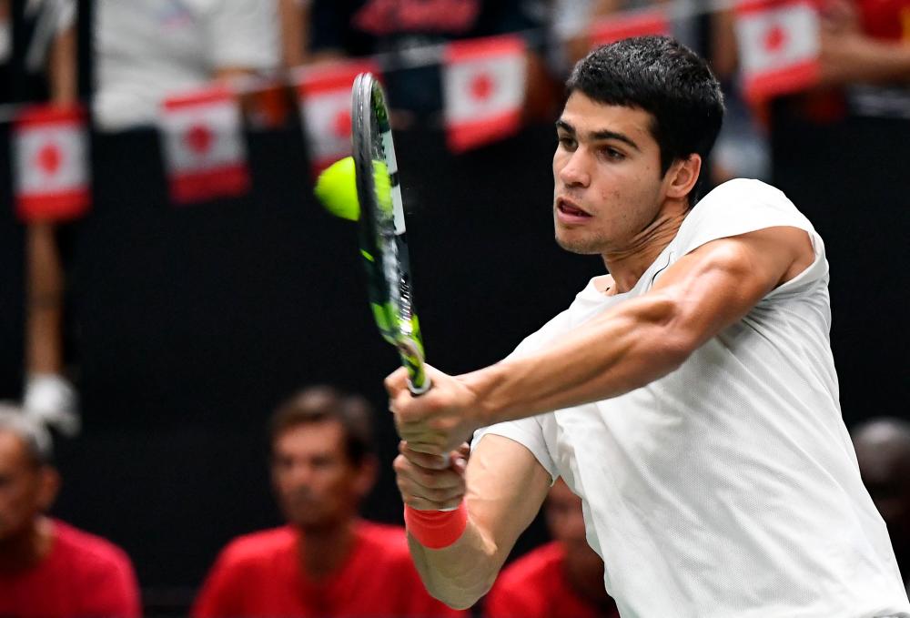 Spain’s Carlos Alcaraz returns the ball to Canada’s Felix Auger-Aliassime during the group stage men’s singles match between Spain and Canada of the Davis Cup tennis tournament at the Fuente San Luis Sports Hall in Valencia, on September 16, 2022. AFPPIX