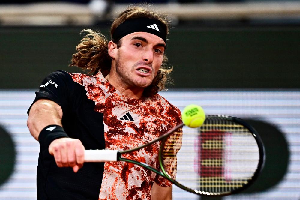 Greece’s Stefanos Tsitsipas plays a backhand return to Spain’s Carlos Alcaraz Garfia during their men’s singles quarter final match on day ten of the Roland-Garros Open tennis tournament at the Court Philippe-Chatrier in Paris on June 6, 2023. AFPPIX