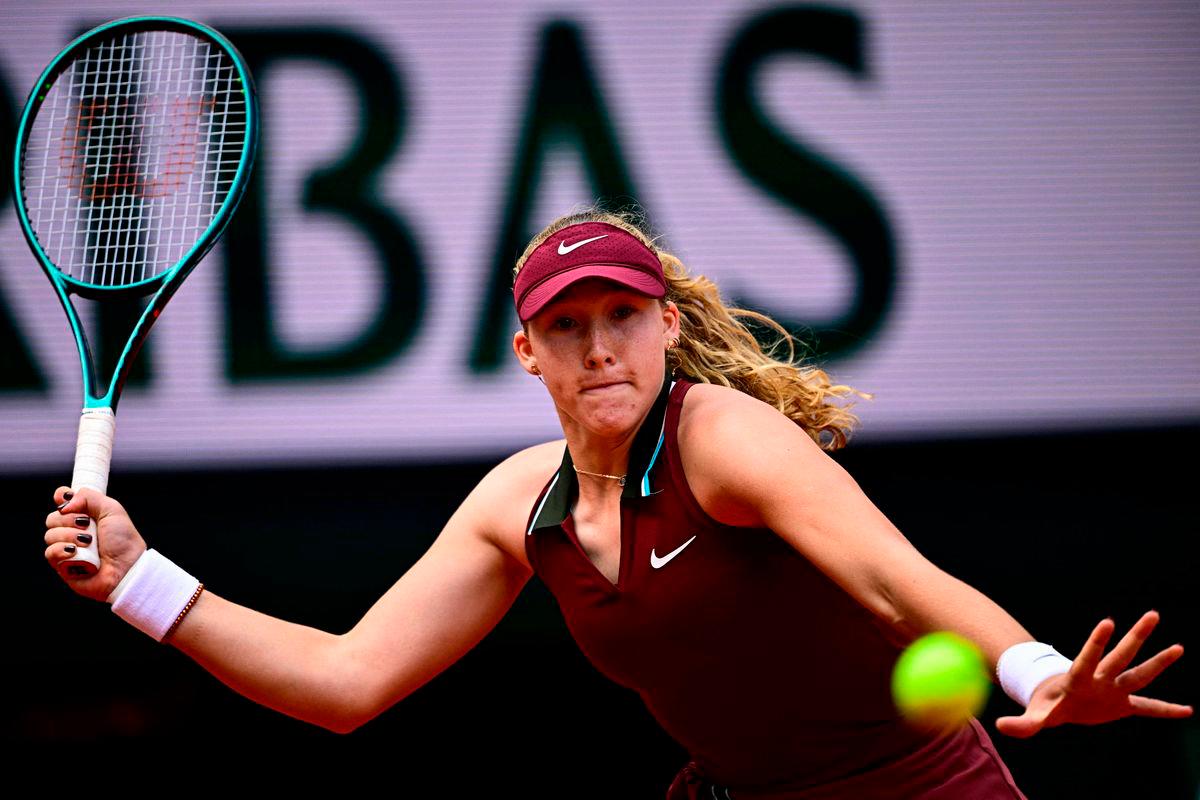 Russia’s Mirra Andreeva plays a forehand return to Australia’s Daria Kasatkina during their women’s singles match on day 9 of the French Open tennis tournament on Court Suzanne-Lenglen at the Roland-Garros Complex in Paris on June 2, 2025. (Photo by JULIEN DE ROSA / AFP)