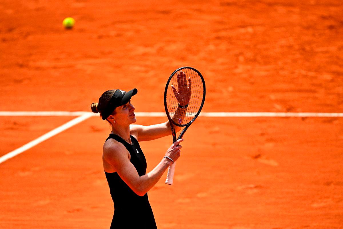 Ukraine’s Elina Svitolina celebrates after winning against Italy’s Jasmine Paolini during their women’s singles match on day 8 of the French Open tennis tournament on Court Philippe-Chatrier at the Roland-Garros Complex in Paris on June 1, 2025. (Photo by JULIEN DE ROSA / AFP)
