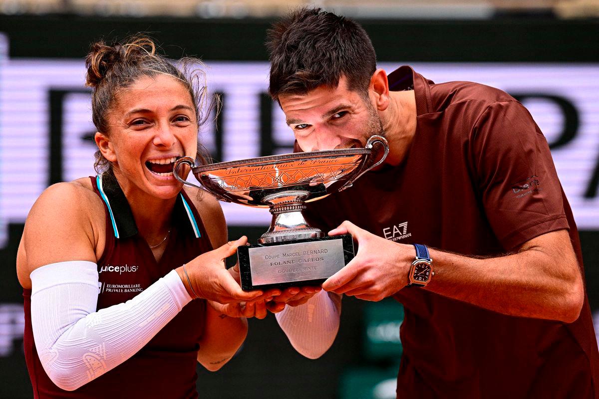 Italy’s Sara Errani (L) and Italy’s Andrea Vavassori pose with their trophy after winning over US Taylor Townsend and US Evan King during their mixed doubles final match on day 12 of the French Open tennis tournament on Court Philippe-Chatrier at the Roland-Garros Complex in Paris on June 5, 2025. (Photo by JULIEN DE ROSA / AFP)