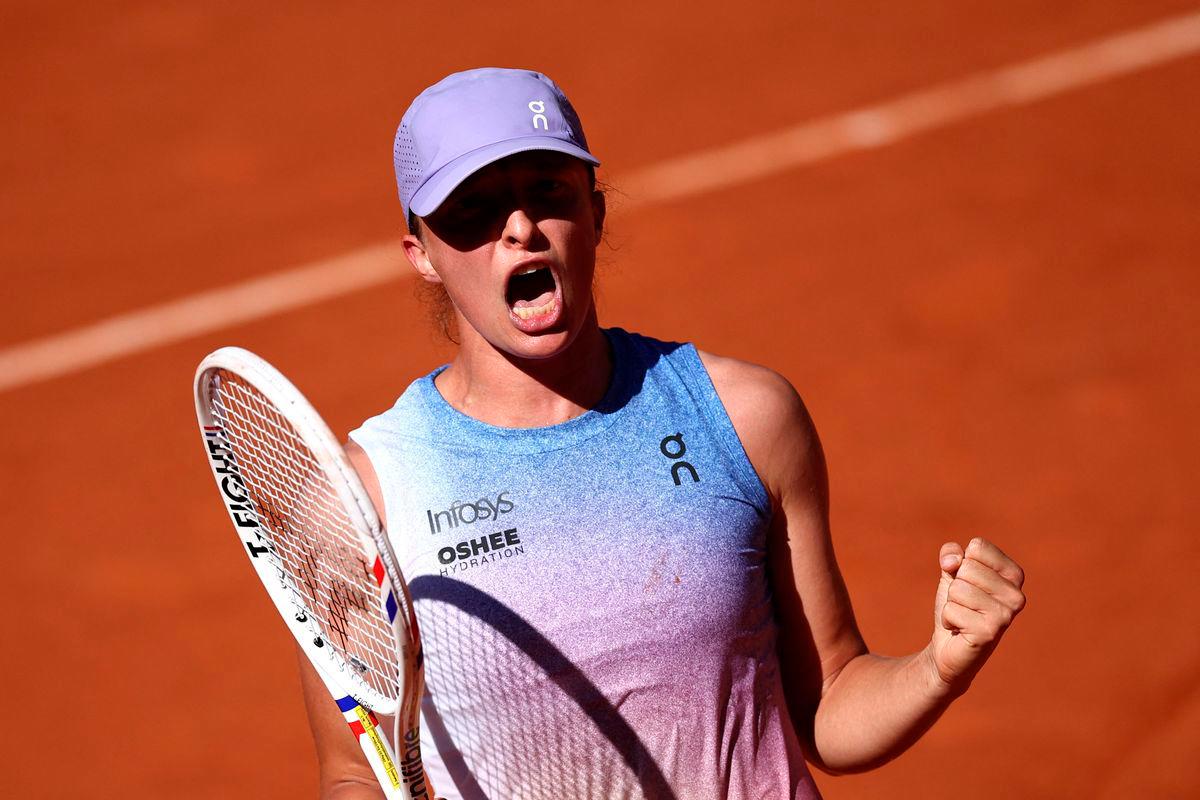 Poland’s Iga Swiatek celebrates after winning against Romania’s Jaqueline Cristian at the end of their women’s singles match on day 6 of the French Open tennis tournament on Court Suzanne-Lenglen at the Roland-Garros Complex in Paris on May 30, 2025.. AFPpix