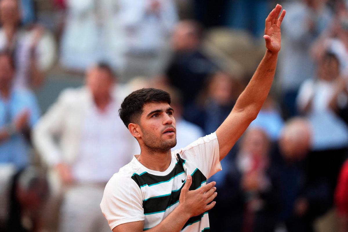 Spain’s Carlos Alcaraz celebrates after winning against US Ben Shelton at the end of their men’s singles match on day 8 of the French Open tennis tournament on Court Philippe-Chatrier at the Roland-Garros Complex in Paris on June 1, 2025. AFPpix