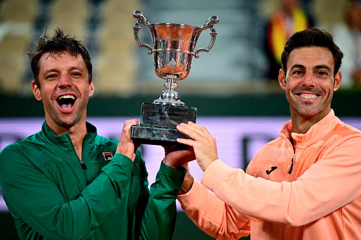 Argentina’s Horacio Zeballos (L) and Spain’s Marcel Granollers hold their trophy after winning their men’s doubles final match against Britain’s Joe Salisbury and Britain’s Neal Skupski. AFP pix