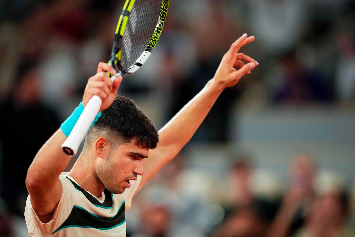 Spain’s Carlos Alcaraz celebrates after winning his men’s singles match against Bosnia and Herzegovina’s Damir Dzumhur on day 6 of the French Open tennis tournament on Court Philippe-Chatrier at the Roland-Garros Complex in Paris on May 30, 2025. AFPpix