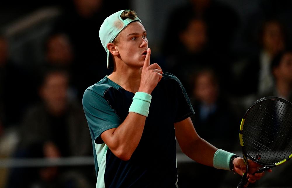 Denmark’s Holger Rune gestures after a point against Norway’s Casper Ruud during their men’s quarter-final singles match on day eleven of the Roland-Garros Open tennis tournament at the Court Philippe-Chatrier in Paris on June 1, 2022. AFPPIX