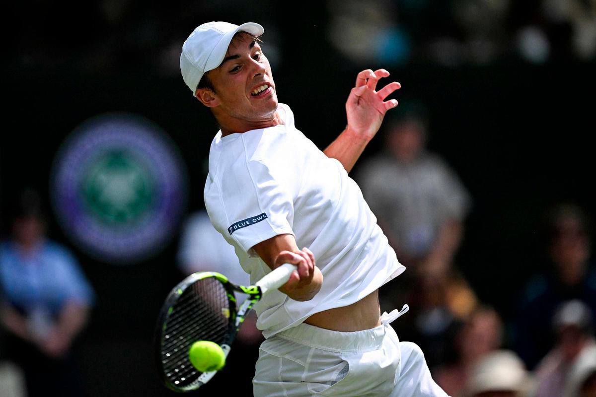Britain’s Oliver Tarvet plays a forehand return to Spain’s Carlos Alcaraz during their men’s singles second round tennis match on the third day of the 2025 Wimbledon Championships at The All England Lawn Tennis and Croquet Club in Wimbledon, southwest London, on July 2, 2025-AFPpix