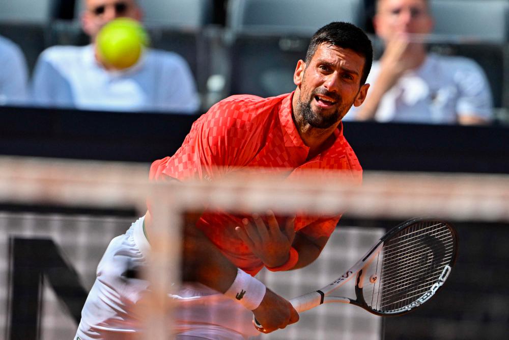 Djokovic, Swiatek into Italian Open last 16