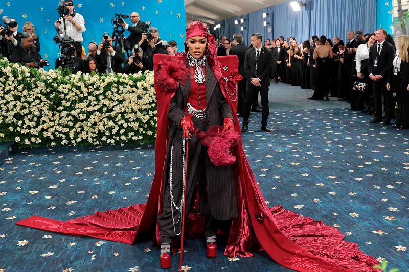 Singer-songwriter Teyana Taylor wears custom Marc Jacobs, styled by award-winning stylist Ruth E. Carter, a nod to her 2018 song Rose in Harlem in addition to historical references to zoot suits and dandyism. $!Singer-songwriter Teyana Taylor wears custom Marc Jacobs, styled by award-winning stylist Ruth E. Carter, a nod to her 2018 song Rose in Harlem in addition to historical references to zoot suits and dandyism.