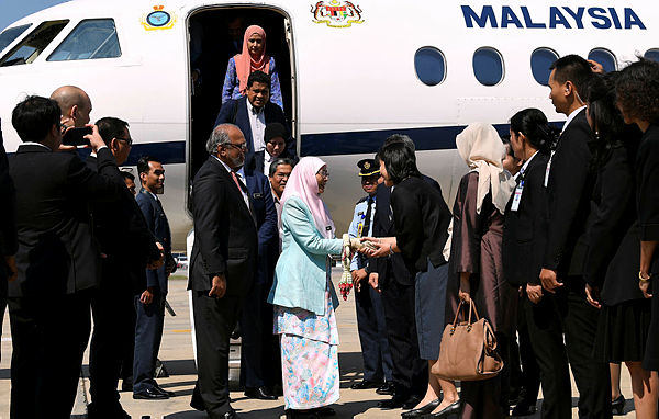 Deputy Prime Minister Datuk Seri Dr Wan Azizah Wan Ismail arrived in Bangkok to begin her two-day official visit to the Thai capital. — Bernama