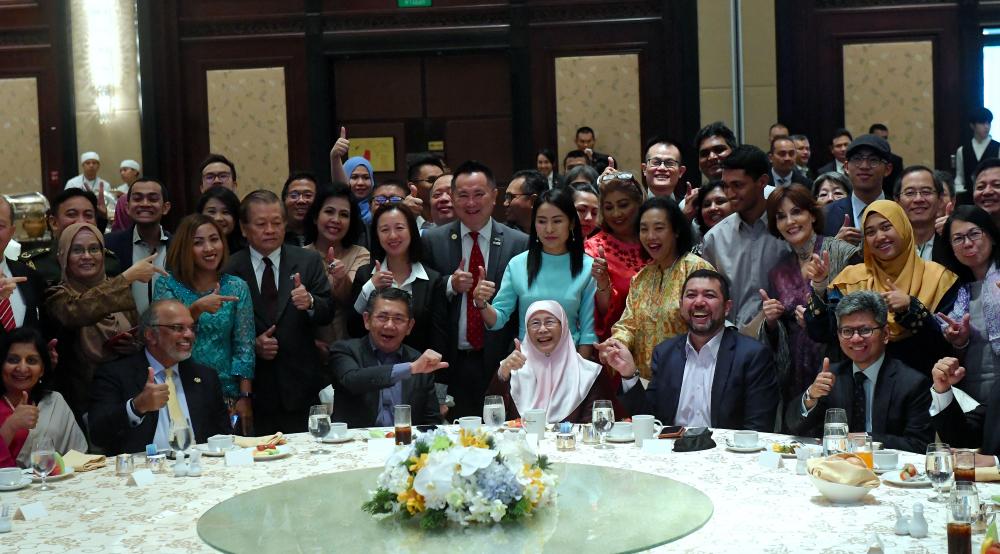 Minister of Agriculture and Agro-based Industry Ministry (MOA), Datuk Salahuddin Ayub pictures with Deputy Prime Minister Datuk Seri Dr Wan Azizah Wan Ismail (C) at a warm friendly with Malaysians in Thailand before departing home, on Jan 25, 2019. — Bernama