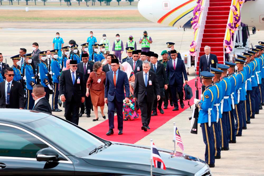 BANGKOK, Feb 9 — Prime Minister Datuk Seri Anwar Ibrahim and his wife Datuk Seri Dr Wan Azizah Wan Ismail arrived at Military Air Terminal 2 on a two-day official visit to Thailand starting today. BERNAMAPIX