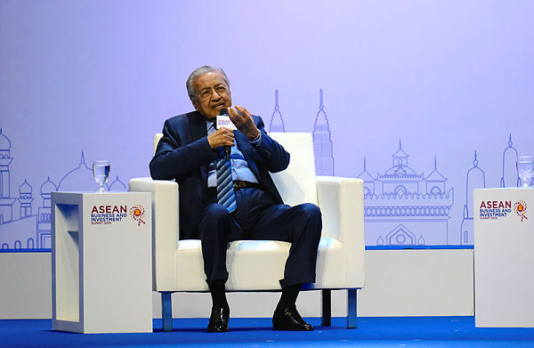 Prime Minister Tun Dr Mahathir Mohamad speaking at a Dialogue Session at the Asean Business and Investment Summit (ABIS) 2019 at Impact Exhibition Centre in Bangkok today. — Bernama