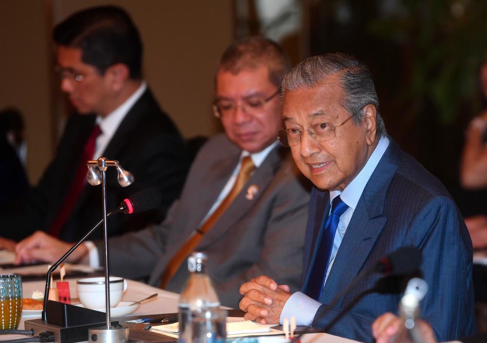 Prime Minister Tun Dr Mahathir Mohamad gives a keynote address during a dialogue session with Thai corporate leaders at the Shangri-La Hotel Bangkok today. - Bernama