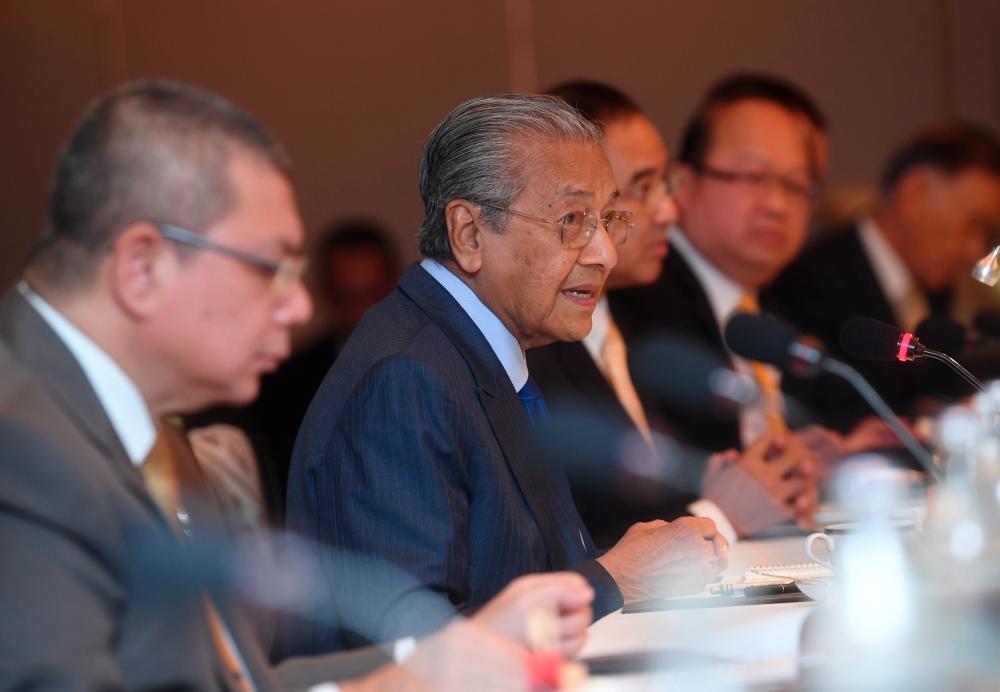 Prime Minister Tun Dr Mahathir Mohamad gives a keynote address during a dialogue session with Thai corporate leaders at the Shangri-La Hotel in Bangkok today. - Bernama