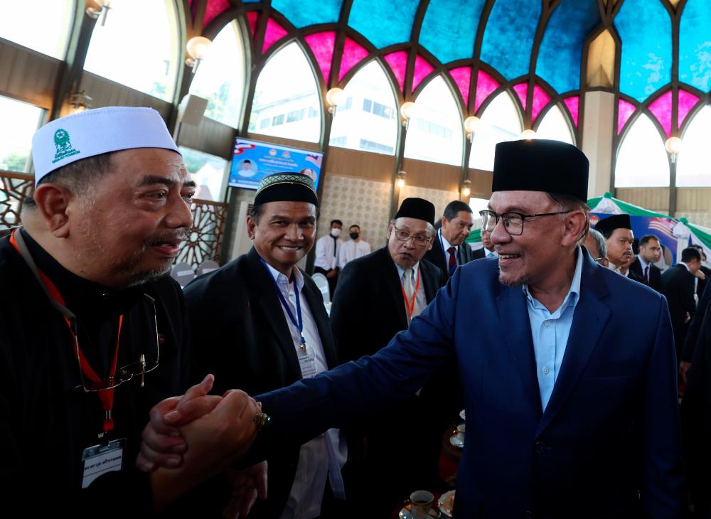 BANGKOK, 10 Feb -- Perdana Menteri Datuk Seri Anwar Ibrahim bersalaman dengan pemimpin-pemimpin Islam Thailand selepas menunaikan solat Jumaat di Pusat Islam Thailand hari ini. fotoBERNAMA