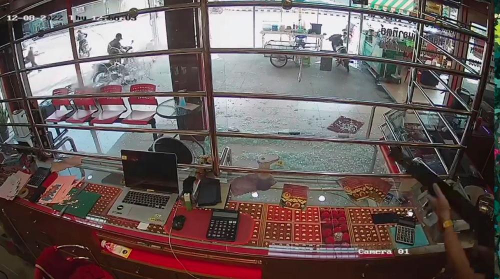 Armed robbers flee as jewellery shop owner pulls out shotgun