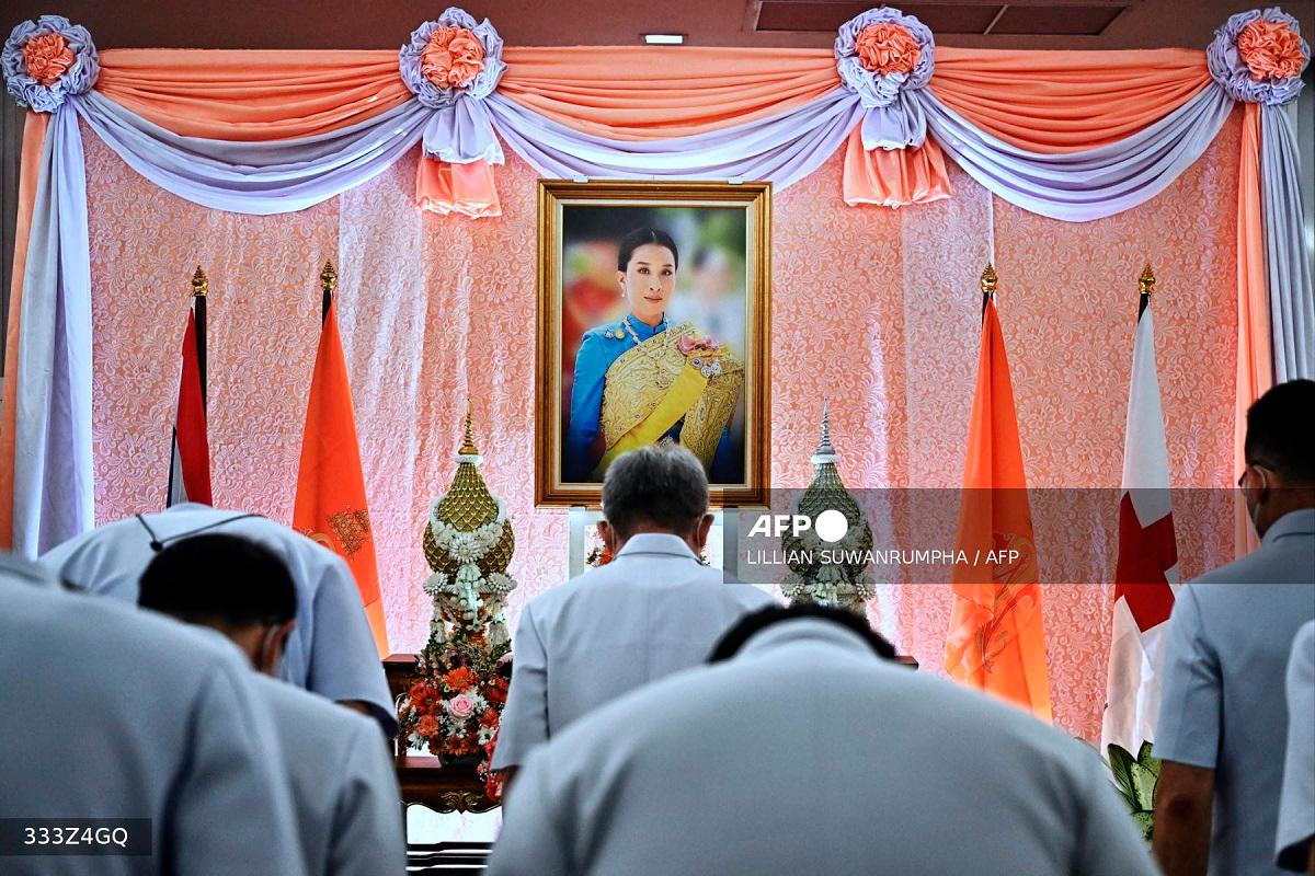 (Files) Well-wishers bow in front of an image of Thailand's Princess Bajrakitiyabha Mahidol, at Chulalongkorn Hospital in Bangkok on December 16, 2022. - Lillian SUWANRUMPHA / AFP