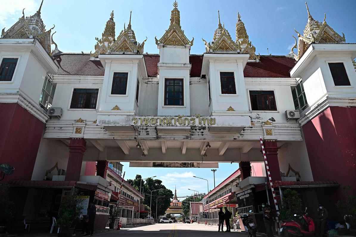 Anggota Polis Thailand berjaga di Pusat Pemeriksaan Sempadan Antarabangsa Ban Khlong Luek yang ditutup antara Thailand dan Kemboja, di daerah Aranyaprathet, wilayah Sa Kaeo, Thailand pada 24 Jun 2025. - AFPPIX