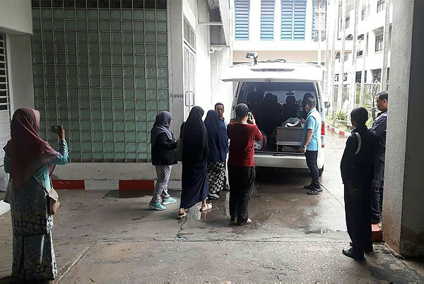 Relatives of rebel suspect Abdulloh Esormusor accompany his body to a waiting vehicle at a hospital in Pattani on Aug 25, 2019, after he passed away earlier in the morning. — AFP