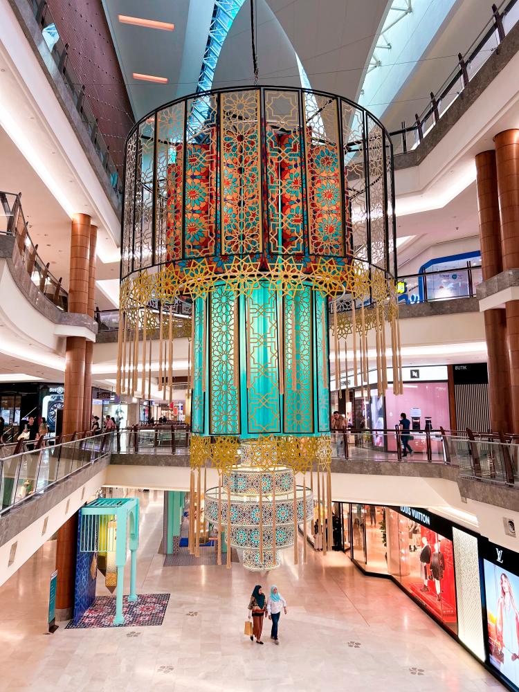 $!The Gardens Mall’s Raya has turned into a gallery highlighting the different patterns usually found in Islamic arts. – PIC COURTESY OF GARDENS MALL