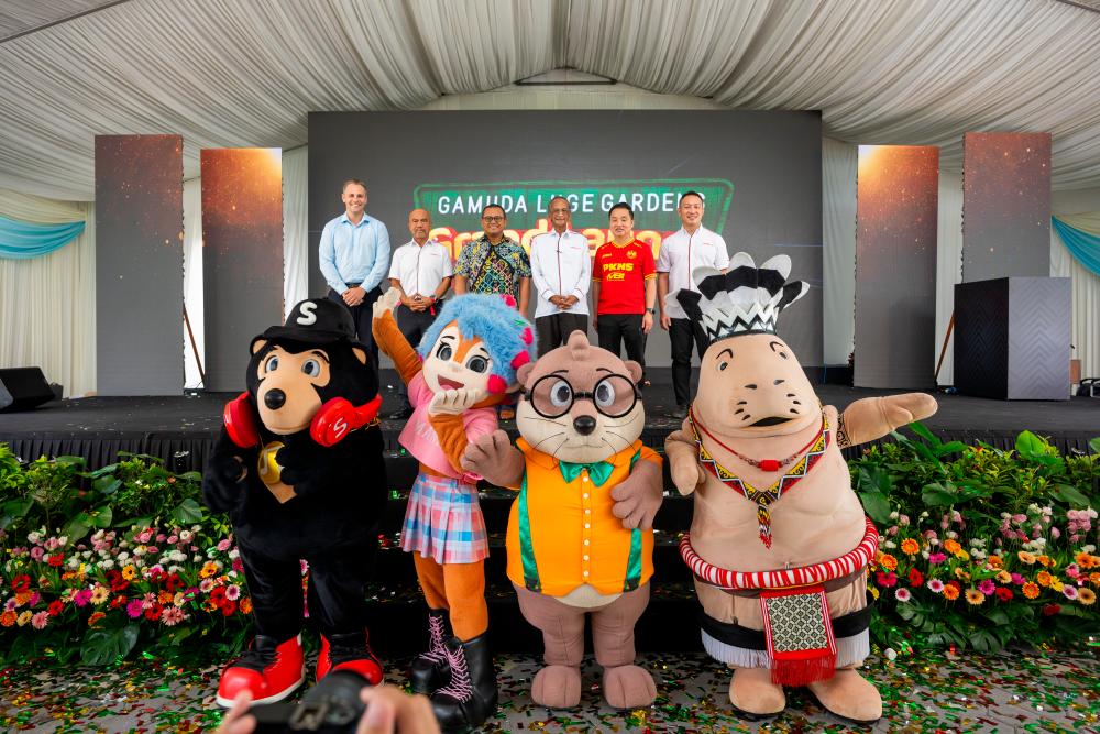 (From left) Skyline Luge Kuala Lumpur operations manager Joshua Morris, Gamuda Land executive director Datuk Abdul Sahak, Amirudin, Ambrin, Local Government and Tourism Exco Datuk Ng Suee Lim and Gamuda Land CEO Chu Wai Lune officiating the opening of Gamuda Luge Gardens with the GL Play Squad mascots.