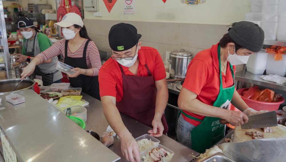 $!The Shin family (second from left) Wen Li, Stanley and mum Jenny working together. – AMIRUL SYAFIQ MOHD DIN/THESUN