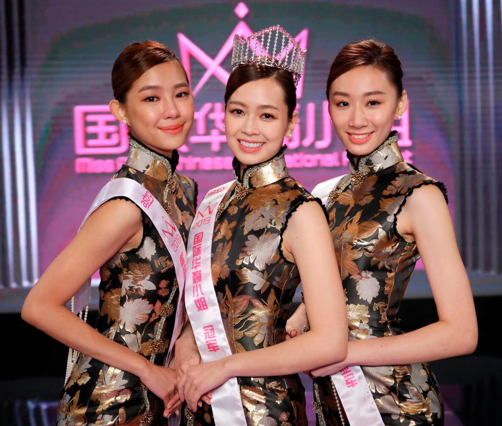Miss Astro Chinese International Pageant winner Jens Cheong Jen Sning poses with second runner up (left) Chan Lee Xuan and first runner up (right) Rennie Lau. - Astro