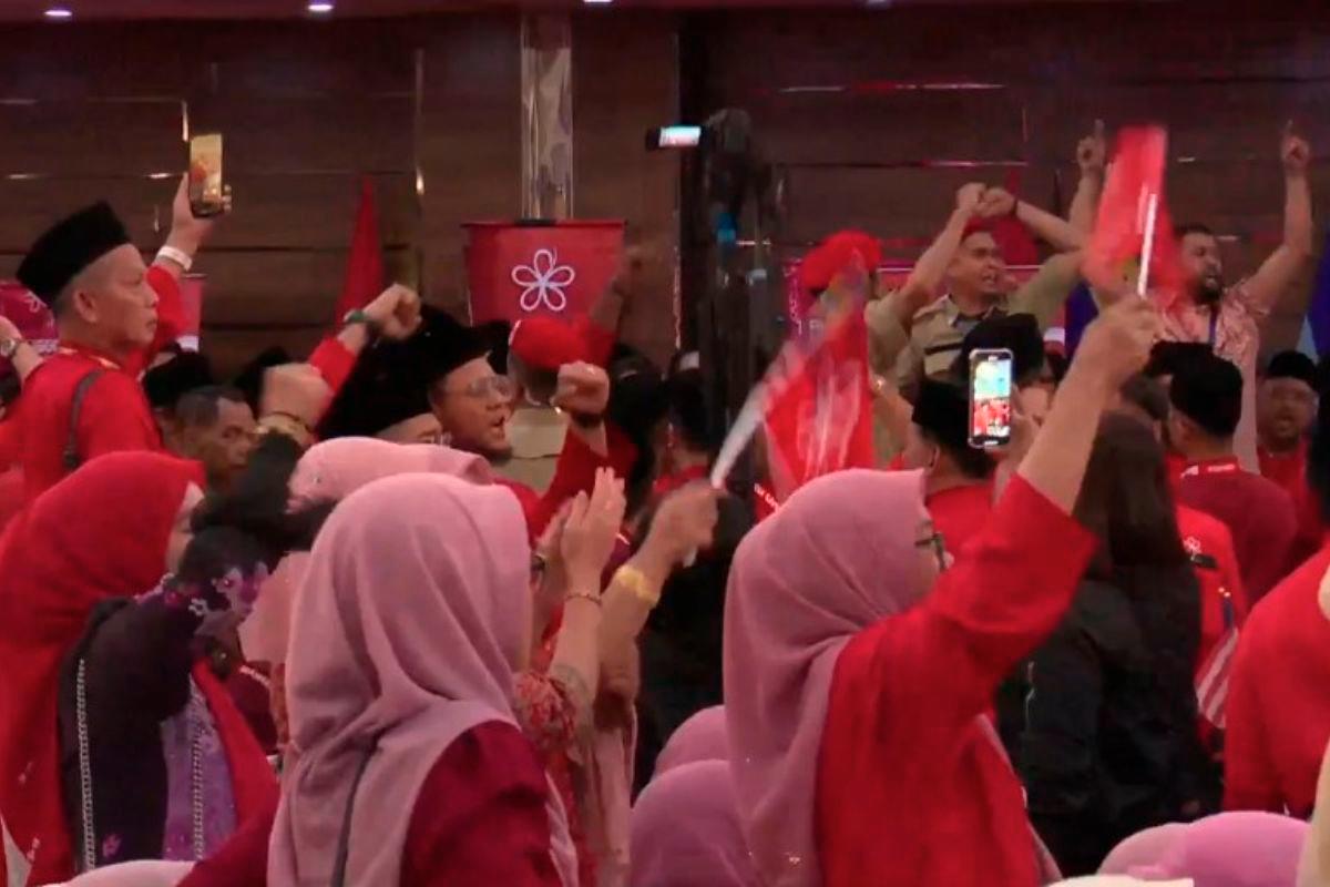 Tangkapan skrin dari siaran langsung Facebook Parti Pribumi BERSATU Malaysia sempena Perhimpunan Agung Tahunan Bersatu ke-8 yang diadakan di Pusat Konvensyen Ideal (IDCC) di Shah Alam.