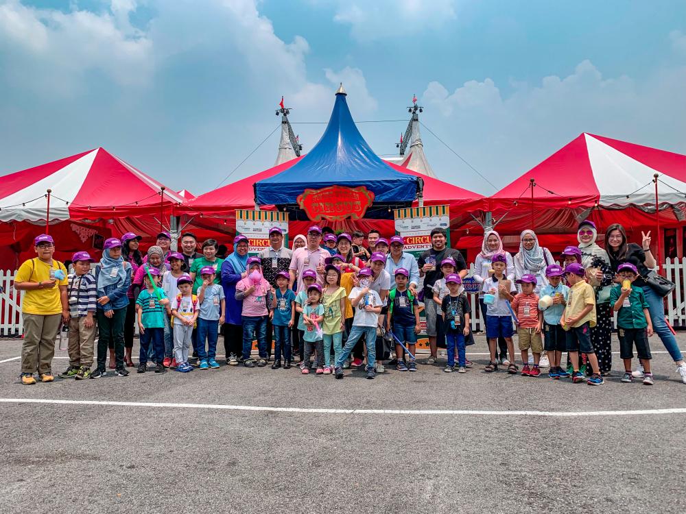 Members of the Thomson Kids Club and their parents at the Swiss Dream Circus.